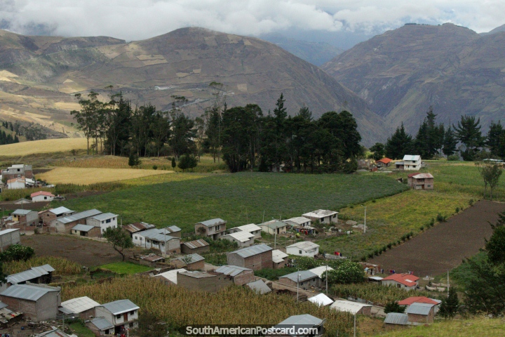 Bela colocao desta comunidade que vive alto nas colinas ao norte de Alausi. (720x480px). Equador, Amrica do Sul.