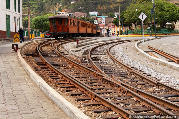 Vagones de tren de madera en las pistas de abajo de la estacin de tren de Alaus. (720x480px). Ecuador, Sudamerica.