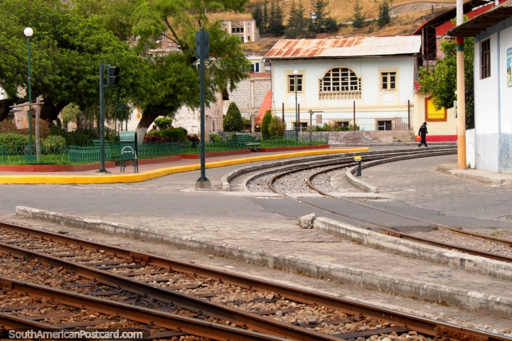 O parque e os velhos edifïcios perto do trem seguem a pista em Alausi. (720x480px). Equador, América do Sul.