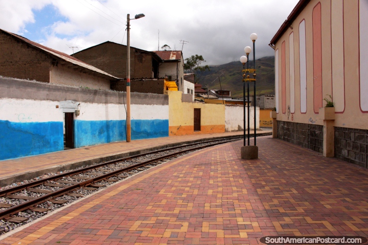 A área de marcha junto do trem segue a pista em uma rua em Alausi. (720x480px). Equador, América do Sul.