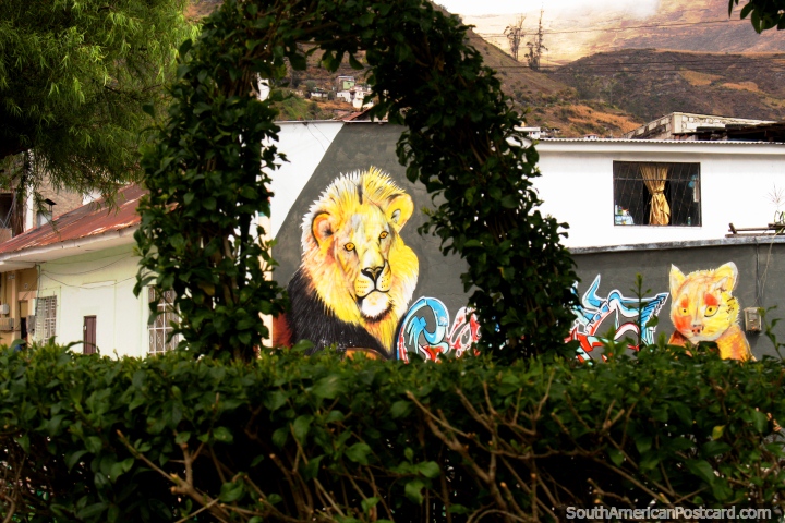 Mural de un león y un gato al lado del parque en Alausí. (720x480px). Ecuador, Sudamerica.