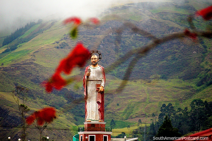 Monumento de Saint Peter em Alausi com um pouco de vermelhidão lançada em. (720x480px). Equador, América do Sul.