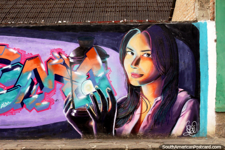 Mujer bonita que sostiene una linterna mágica, mural de la calle en Alausí. (720x480px). Ecuador, Sudamerica.