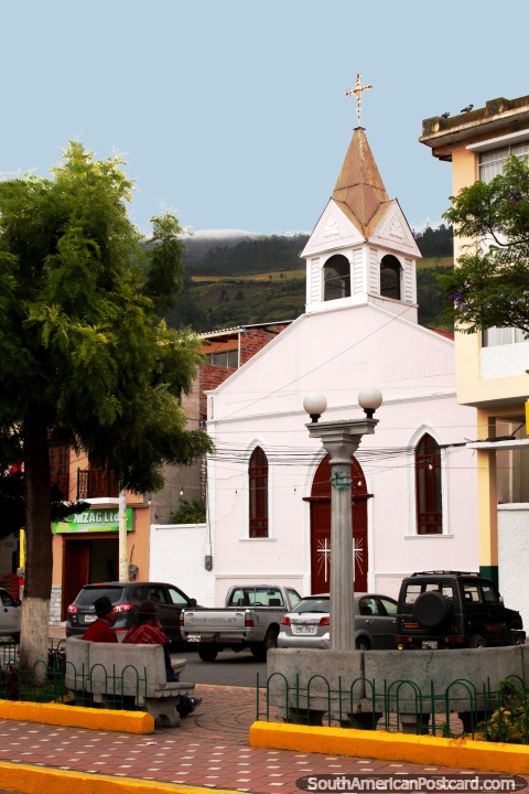 Pequena igreja branca no centro da cidade em Alausi. (480x720px). Equador, América do Sul.