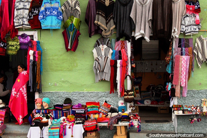 Uma loja que vende roupas quentes para as terras altas de Alausi. (720x480px). Equador, América do Sul.