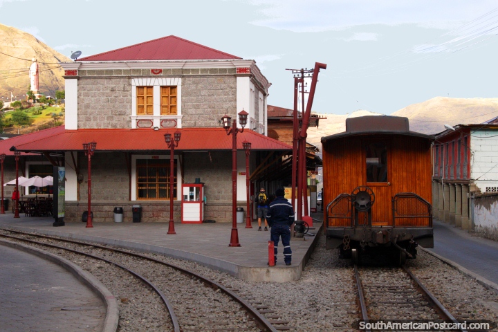 A estação de trem em Alausi, impedindo ao Nariz de Diabos de manhã. (720x480px). Equador, América do Sul.