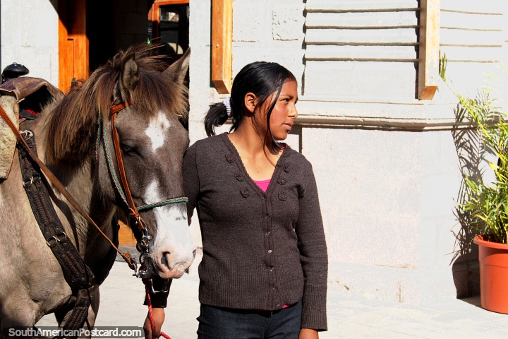 Mulher jovem e um cavalo em Sibambe perto de Alausi. (720x480px). Equador, América do Sul.
