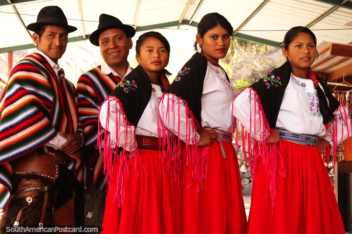 Os bailarinos permitem em conjunto fotos, turïsticas em Sibambe. (720x480px). Equador, América do Sul.