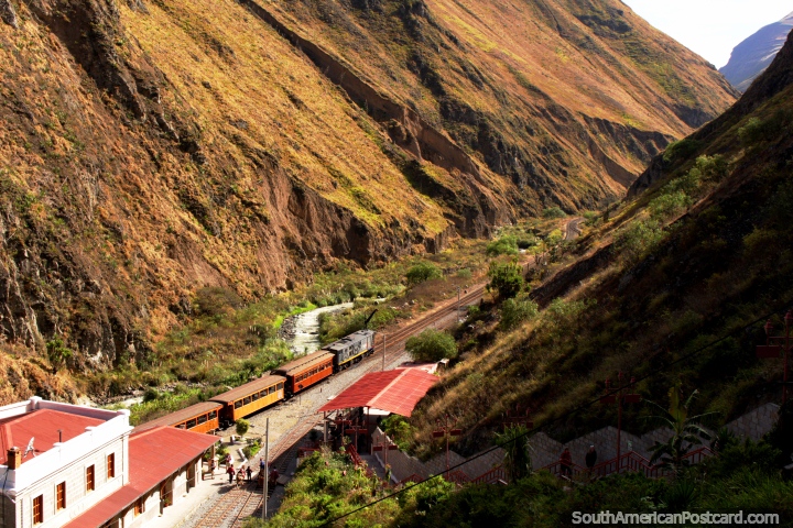 Visão da estação de trem e pistas em Sibambe do topo da escada. (720x480px). Equador, América do Sul.