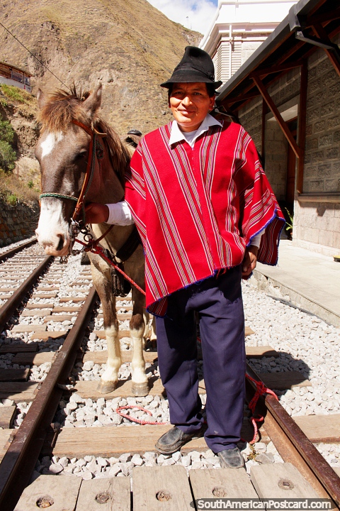 O homem quéchua e o seu cavalo posam para uma foto em Sibambe perto de Alausi. (480x720px). Equador, América do Sul.