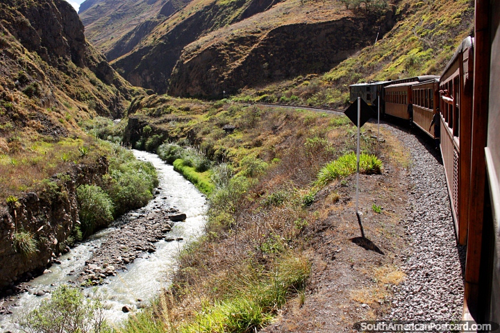 Tren viaja al lado del río de regreso a Alausí desde Sibambe. (720x480px). Ecuador, Sudamerica.