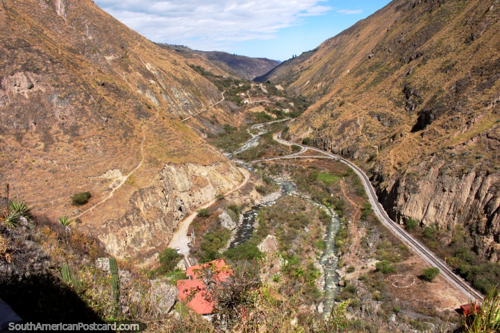 Visão de um vale rochoso com um rio e pistas de trem, Sibambe a Alausi. (720x480px). Equador, América do Sul.