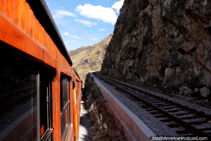 El viaje en tren Nariz del Diablo, un tiempo agradable, pero no alucinante, Alausí. (720x480px). Ecuador, Sudamerica.