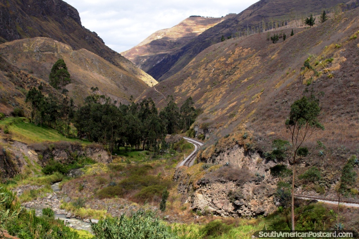 O trem segue a pista pelas colinas e vales em volta de Alausi. (720x480px). Equador, América do Sul.