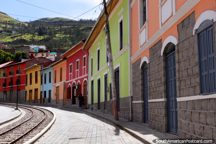 A linha de casas coloridas ombro a ombro rua acima da estação de trem em Alausi. (720x480px). Equador, América do Sul.