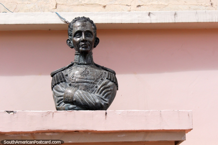 Thin bust of Simon Bolivar (1783-1830) at Plazoleta 24 de Mayo in Alausi. (720x480px). Ecuador, South America.