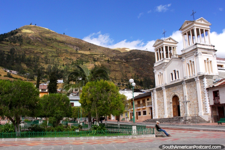 Parque 13 de Noviembre y la Iglesia Matriz en Alausí, colinas detrás. (720x480px). Ecuador, Sudamerica.