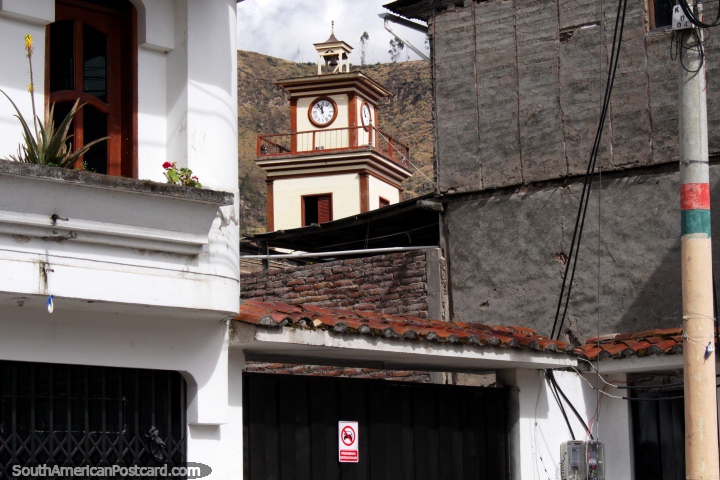 La torre del reloj de la iglesia vista desde una calle cercana en Alausí. (720x480px). Ecuador, Sudamerica.