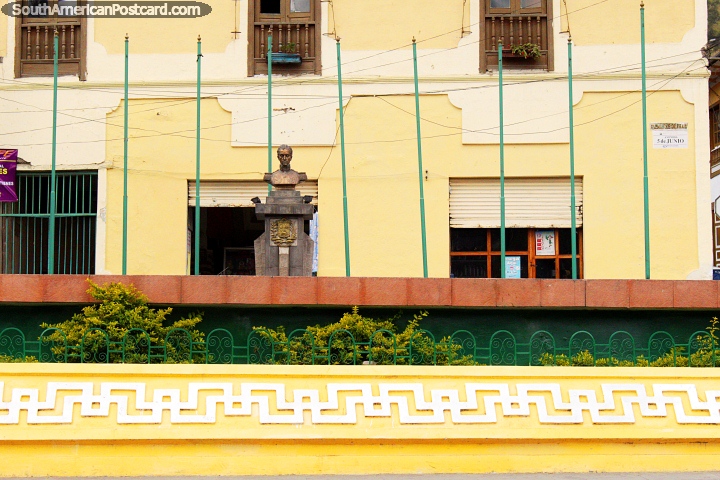 Uma viso de Praa Bolivar de outra metade da praa pblica atravs do caminho em Alausi. (720x480px). Equador, Amrica do Sul.