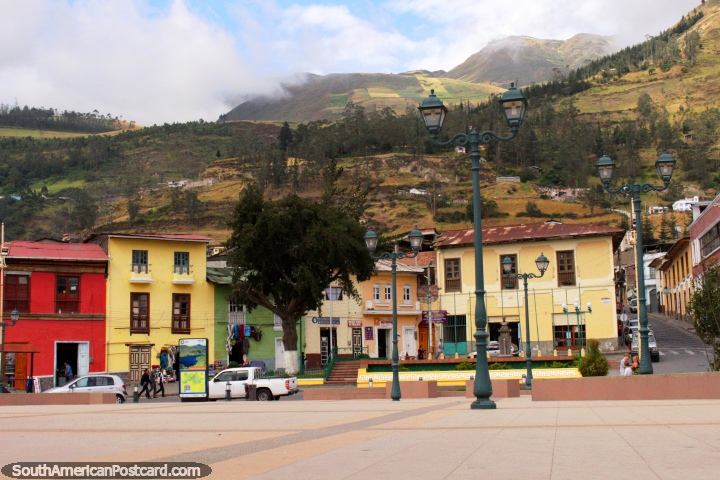 La bonita zona alrededor de la Plaza Bolívar y las hermosas colinas alrededor de Alausí en las tierras altas. (720x480px). Ecuador, Sudamerica.