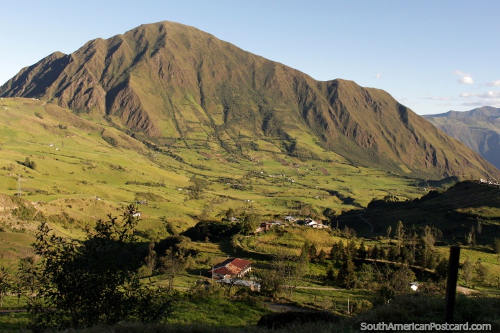 Grande cara de rocha verde e zona rural bonita ao sul de Alausi. (720x480px). Equador, Amrica do Sul.