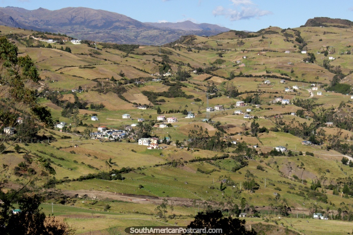 Casas en las colinas verdes alrededor Zhud, entre Alaus y Cuenca. (720x480px). Ecuador, Sudamerica.