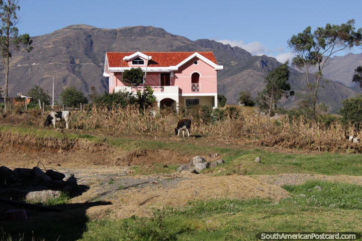 Bela casa com vises das colinas rochosas entre Zhud e Tambo. (720x480px). Equador, Amrica do Sul.