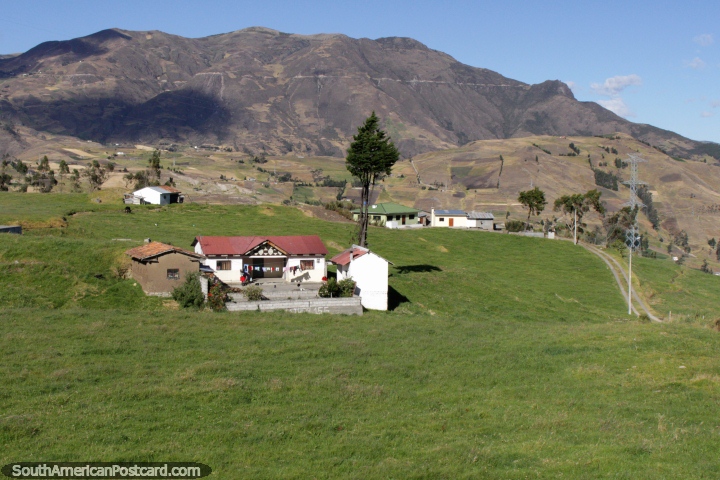 A casa bonita em uma grande propriedade verde com a montanha examina ao norte de El Tambo. (720x480px). Equador, Amrica do Sul.