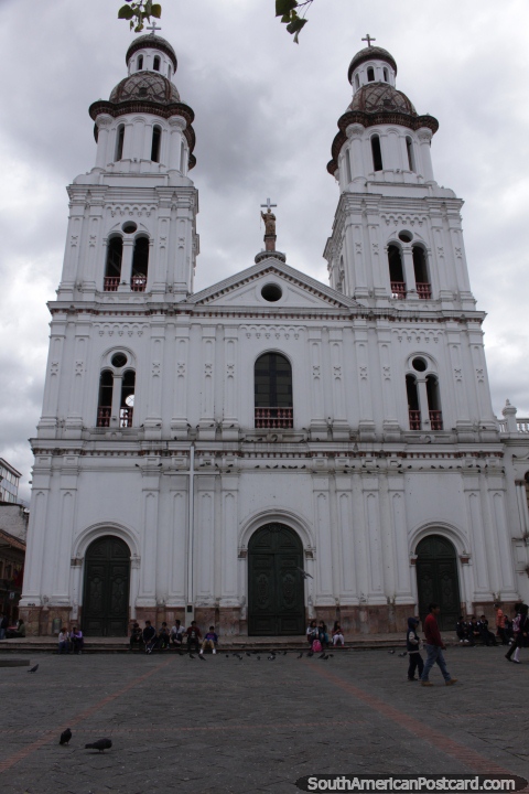 Igreja de Santo Domingo, uma velha igreja branca em Cuenca. (480x720px). Equador, América do Sul.