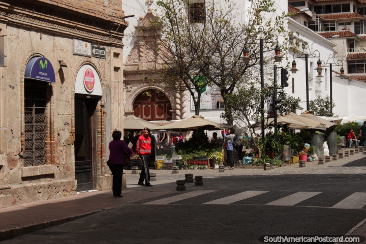 La iglesia y la esquina de la plaza de las flores en Cuenca - Plaza de las Flores. (720x480px). Ecuador, Sudamerica.