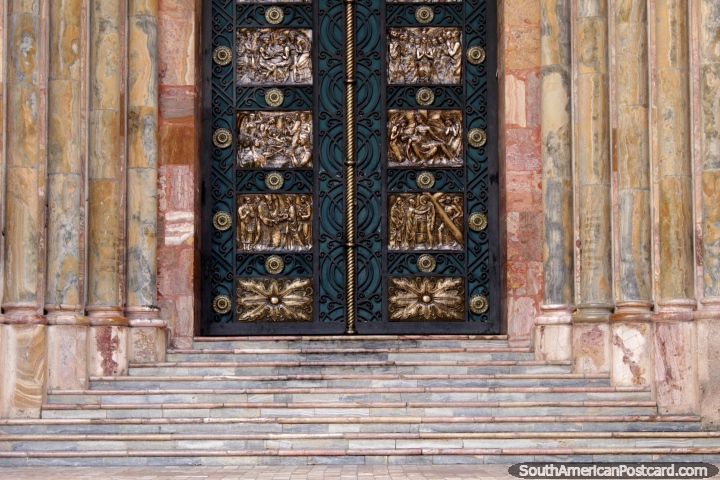 Las grandes puertas metlicas verdes de la catedral de Cuenca - Catedral Metropolitana. (720x480px). Ecuador, Sudamerica.