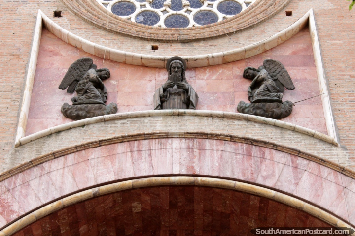 3 bronze figures above the arched doorway at the cathedral in Cuenca - Catedral Metropolitana. (720x480px). Ecuador, South America.