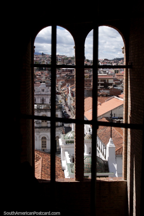 Visão de Cuenca por 2 janelas arcadas na catedral - Catedral Metropolitana. (480x720px). Equador, América do Sul.