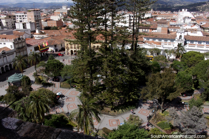 O parque central em Cuenca junto da catedral - Parque Abdon Calderon. (720x480px). Equador, América do Sul.