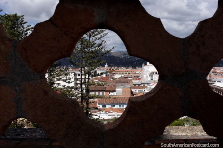 Formas e vistas de cidade, os telhados cobertos com telhas vermelhos e campanários de Cuenca. (720x480px). Equador, América do Sul.