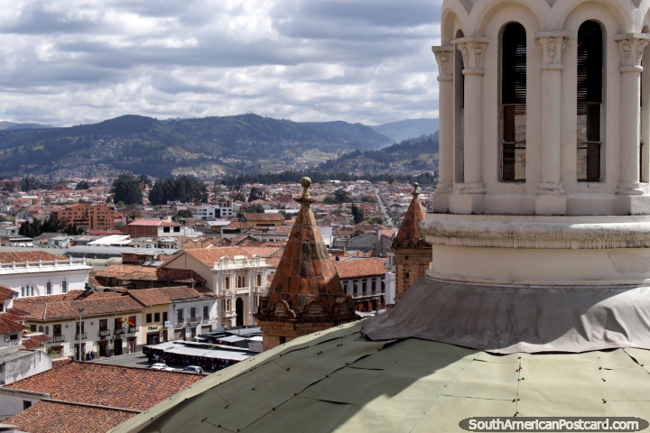 Não tem edifïcios de muitos andares em Cuenca, daqui as visões claras das colinas. (720x480px). Equador, América do Sul.