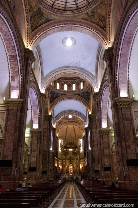 Dentro da catedral em Cuenca - Catedral Metropolitana. (480x720px). Equador, América do Sul.