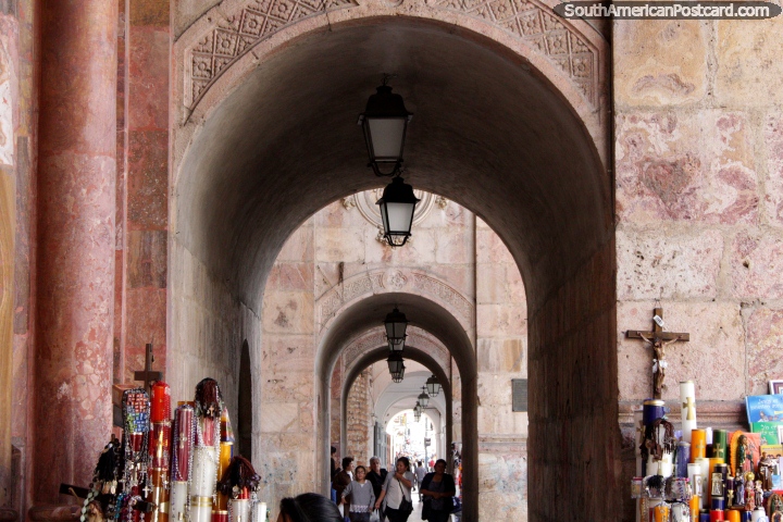 Una serie de arcos fuera de la catedral de Cuenca, un túnel de arco. (720x480px). Ecuador, Sudamerica.