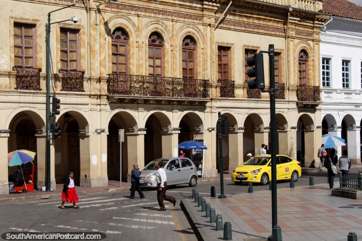 Entradas arcadas e janelas, balcões de ferro, uma esquina do parque central em Cuenca. (720x480px). Equador, América do Sul.