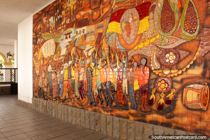Mural de telha assombroso em Cuenca pelo artista Hernan Illescas, bela textura e cores. (720x480px). Equador, Amrica do Sul.