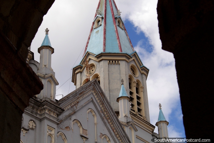 Iglesia de San Alfonso en Cuenca se puede ver desde muchos puntos de la ciudad. (720x480px). Ecuador, Sudamerica.