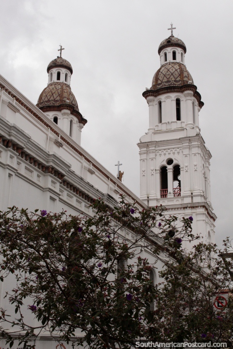 Um par de torres de igreja, uma vista tpica em Cuenca - Igreja de Cenaculo. (480x720px). Equador, Amrica do Sul.