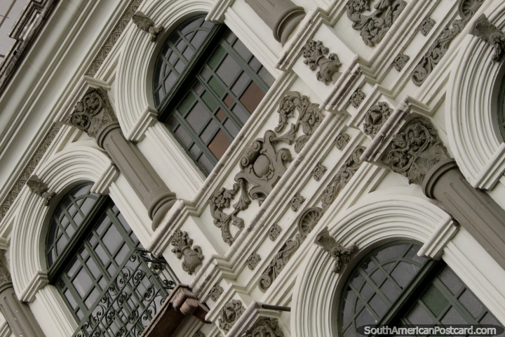 A fachada fantástica de um edifïcio com janelas arcadas e desenho intricado em Cuenca. (720x480px). Equador, América do Sul.