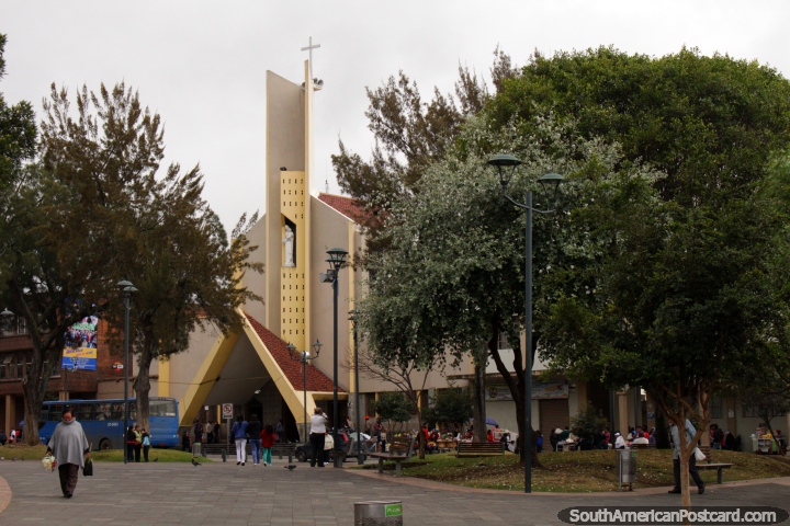 Parque Mara Auxiliadora y la iglesia en Cuenca. (720x480px). Ecuador, Sudamerica.