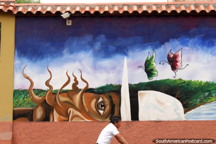Um homem com um bigode estranho e 2 borboletas, mural em Cuenca. (720x480px). Equador, América do Sul.
