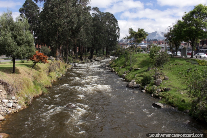 Un río en el otro lado de la ciudad desde el Parque de la Madre en Cuenca. (720x480px). Ecuador, Sudamerica.