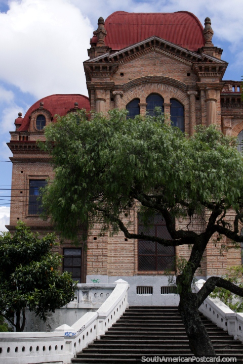 Colegio Benigno Malo es un espectacular edificio en Cuenca. (480x720px). Ecuador, Sudamerica.