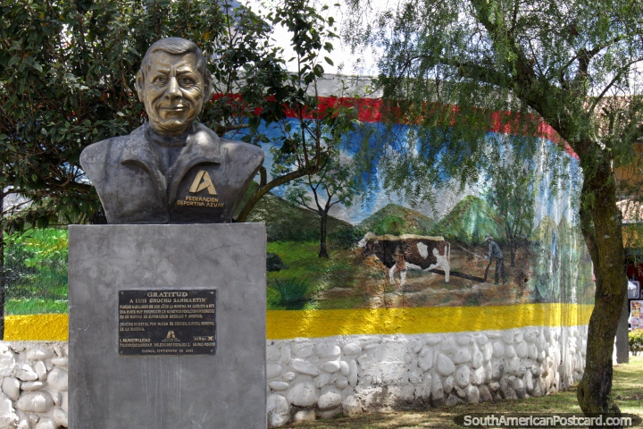 Luis Chocho Sanmartín, una figura importante en la organización de competiciones de atletismo, el busto en Cuenca. (720x480px). Ecuador, Sudamerica.