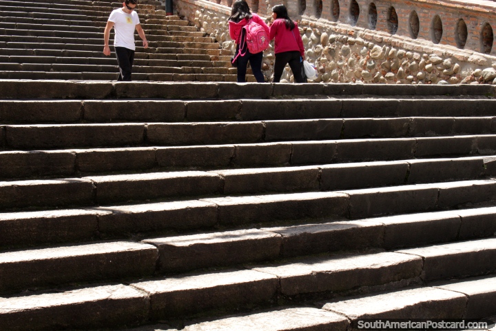 Hay varias escaleras de este tipo en Cuenca que conducen hasta el ro. (720x480px). Ecuador, Sudamerica.