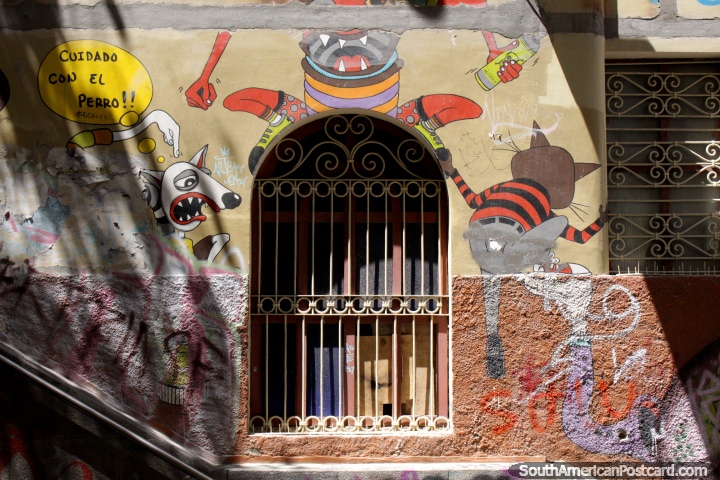 Uma parede esfarrapada com velhos grafite de gatos e ces em Cuenca. (720x480px). Equador, Amrica do Sul.